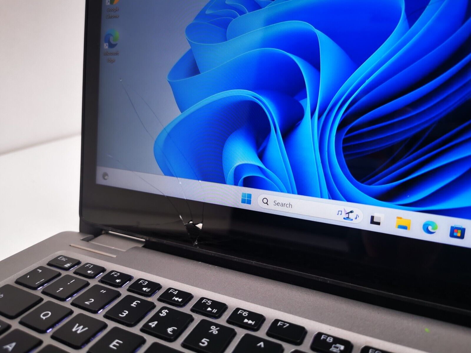 Dell Latitude 3310 2in1 13" Laptop - 8th Gen i3/8GB RAM/128GBGB SSD Cracked Srcn