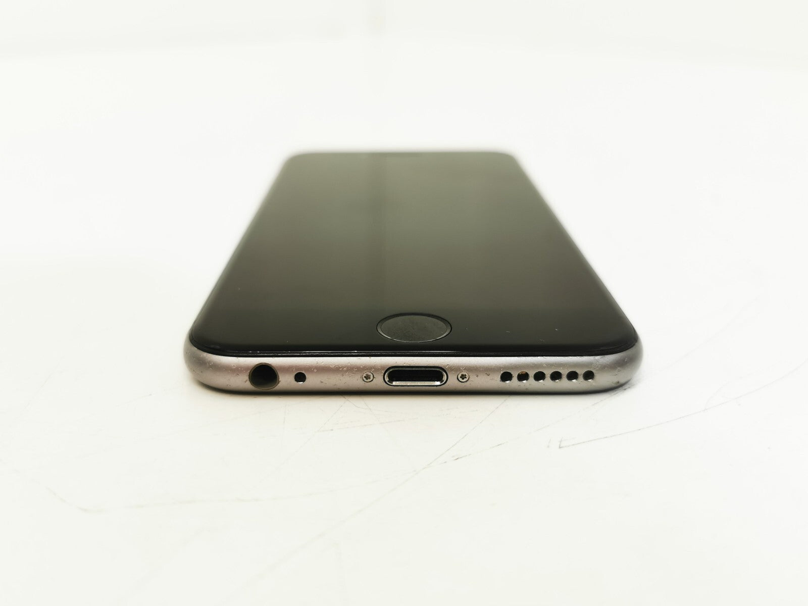 Apple iPhone 6 (A1586) - Silver / 4.7" / 32GB / 8MP Camera / iOS 12 / EE Locked