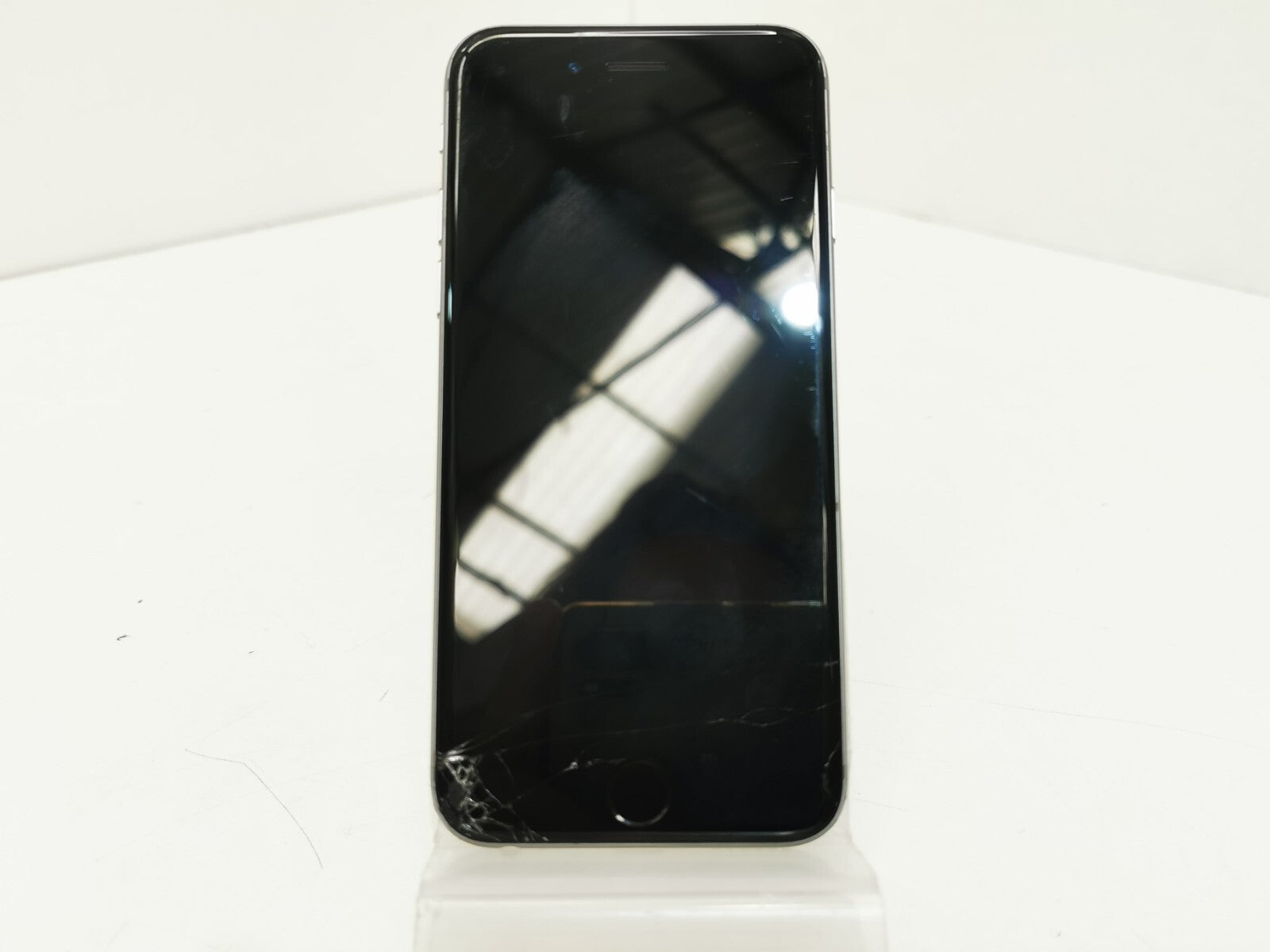 Apple iPhone 6 (A1586) - Silver / 4.7