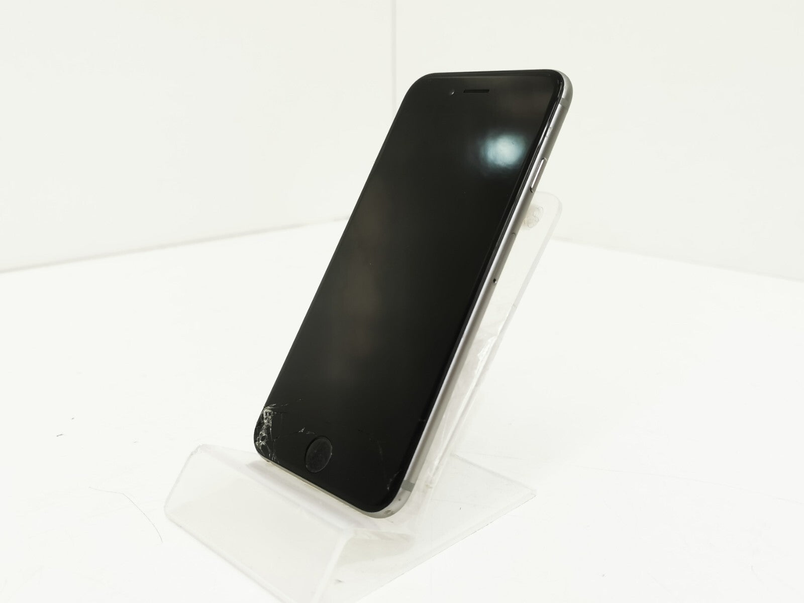 Apple iPhone 6 (A1586) - Silver / 4.7