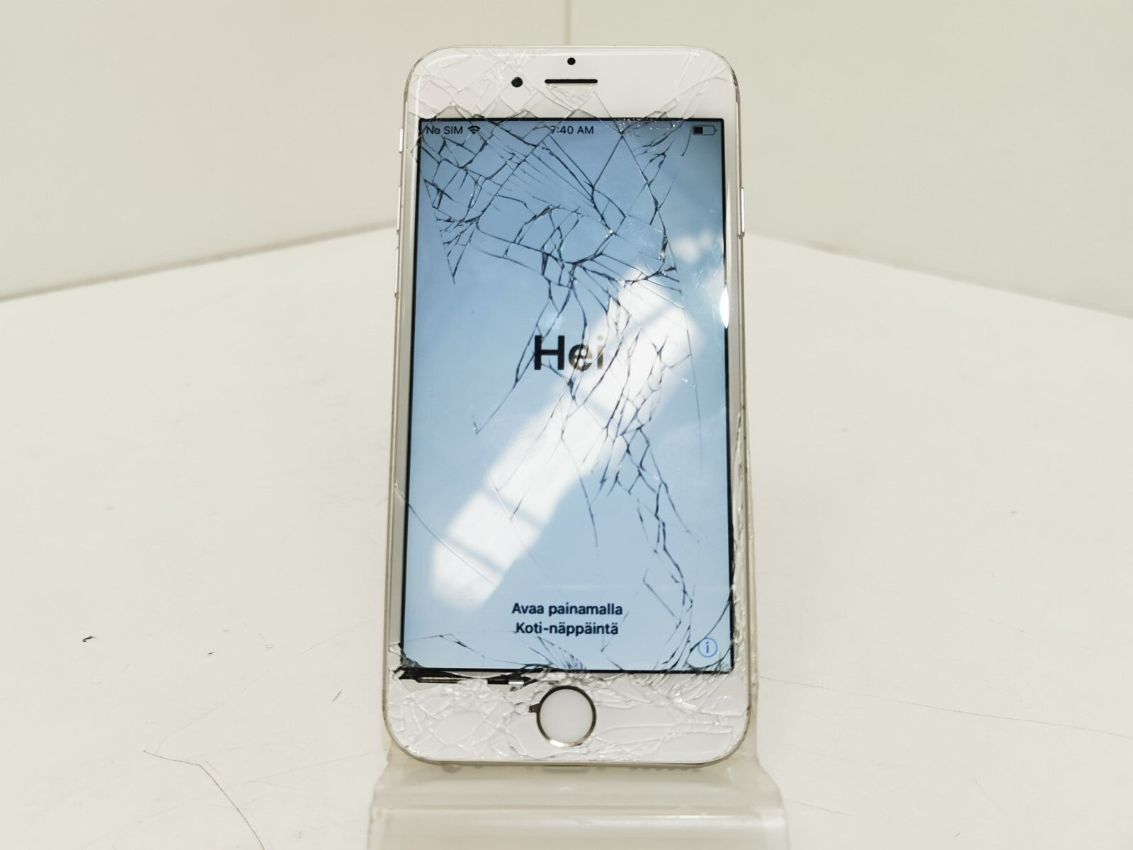 Apple iPhone 6 (A1586) - Silver / 4.7" / 16GB / 8MP Camera / iOS 12