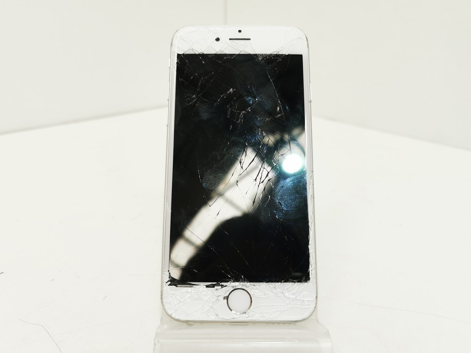 Apple iPhone 6 (A1586) - Silver / 4.7