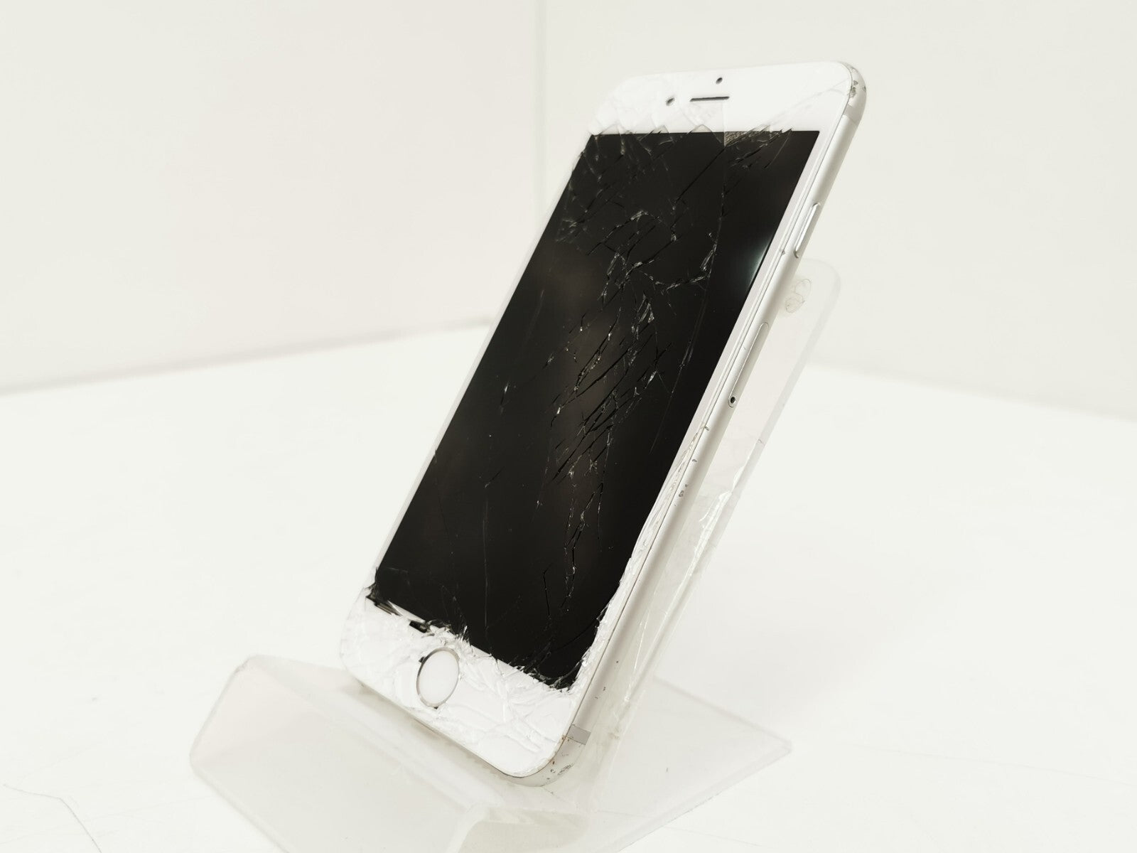 Apple iPhone 6 (A1586) - Silver / 4.7" / 16GB / 8MP Camera / iOS 12