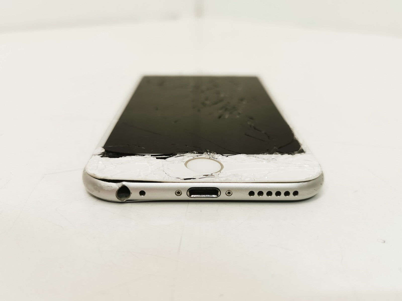 Apple iPhone 6 (A1586) - Silver / 4.7" / 16GB / 8MP Camera / iOS 12