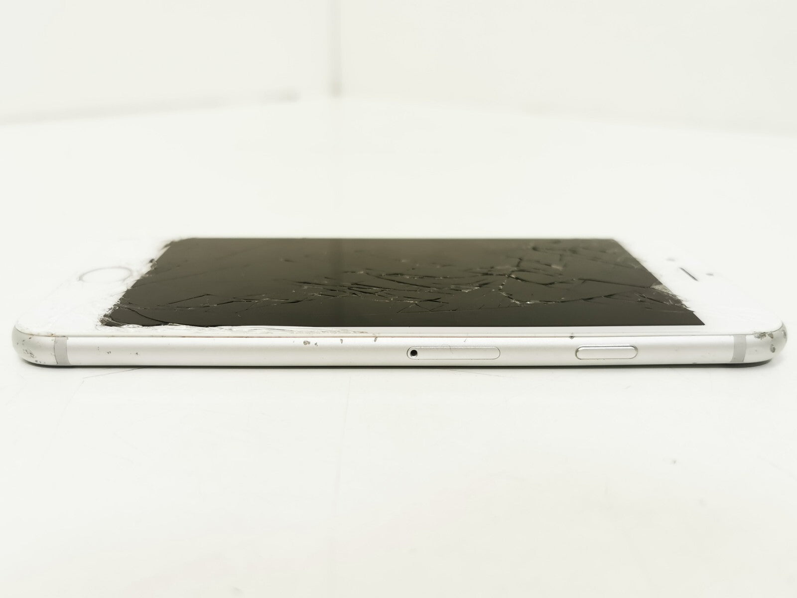 Apple iPhone 6 (A1586) - Silver / 4.7" / 16GB / 8MP Camera / iOS 12