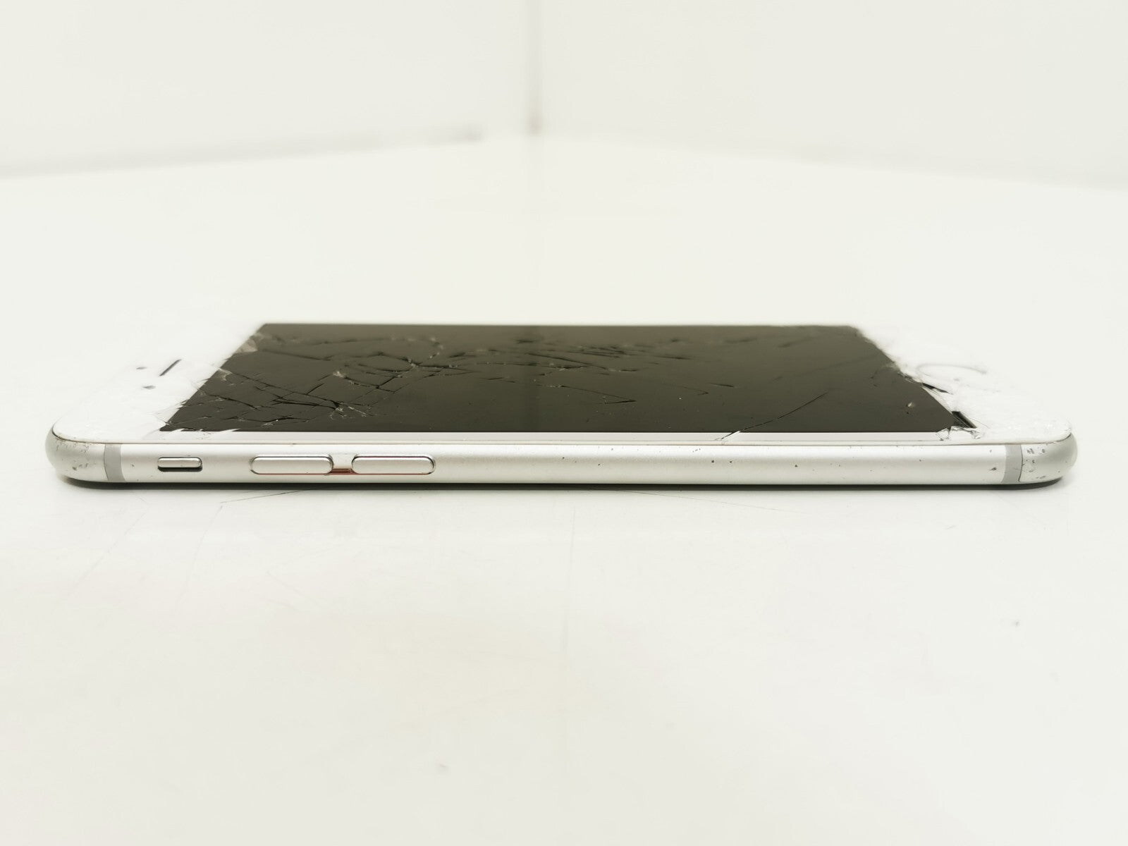 Apple iPhone 6 (A1586) - Silver / 4.7