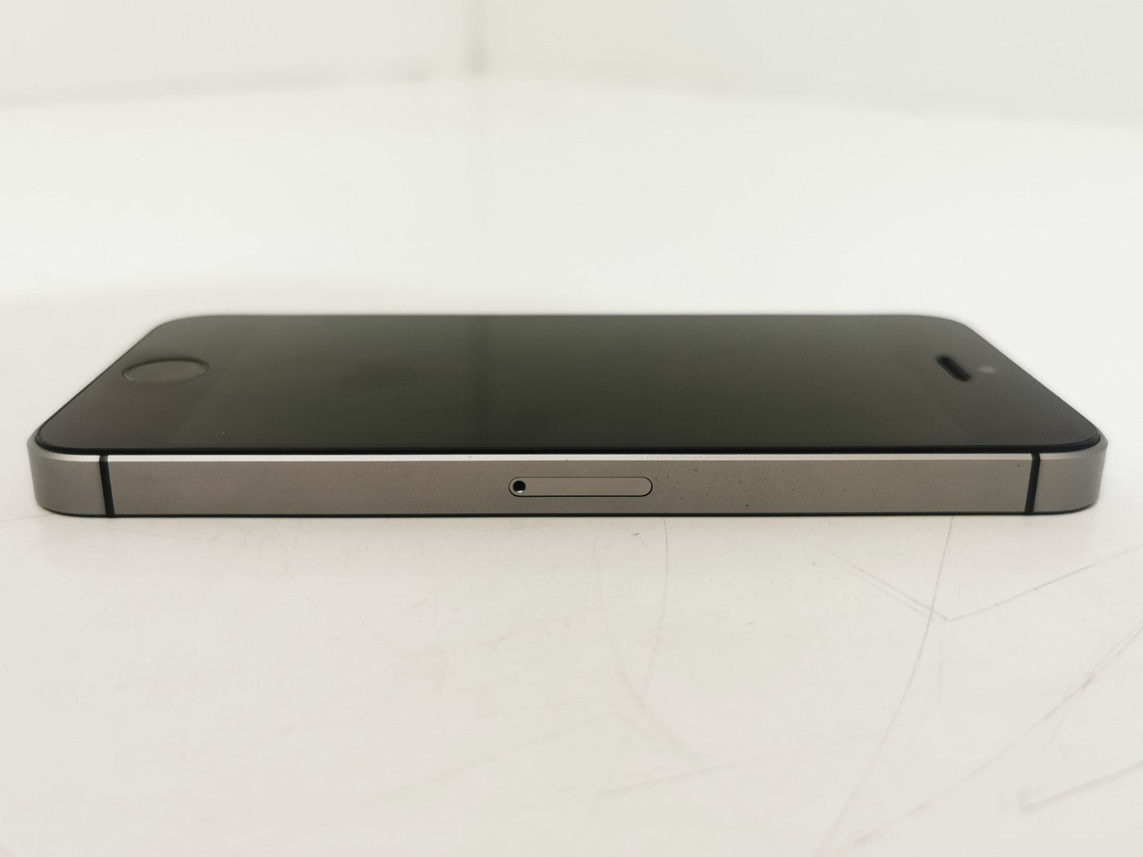 Apple iPhone SE (1st Gen A1723) - Grey / 4" / 32GB / 12MP Camera / Vodafone