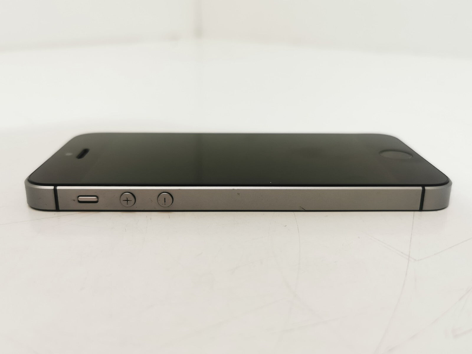 Apple iPhone SE (1st Gen A1723) - Grey / 4" / 32GB / 12MP Camera / Vodafone