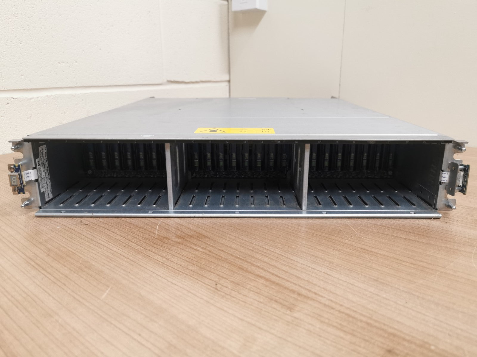 HP MSA P2000 G3 Disk Array 24x 2.5" SAS Hard Drive Bay AW597A 10x 900GB 10k SAS