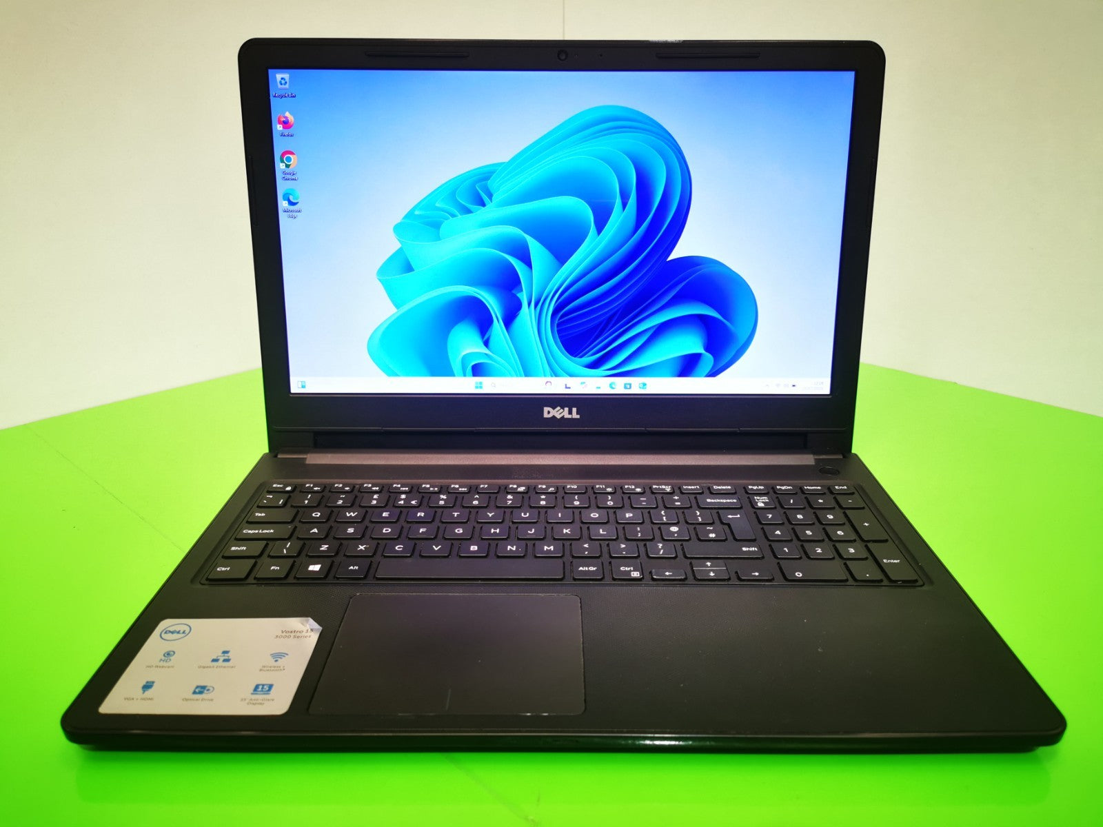 Dell Vostro 15-3568 15.6" Laptop - 7th Gen i5 / 8GB RAM / 256GB SSD / Win 11 Pro