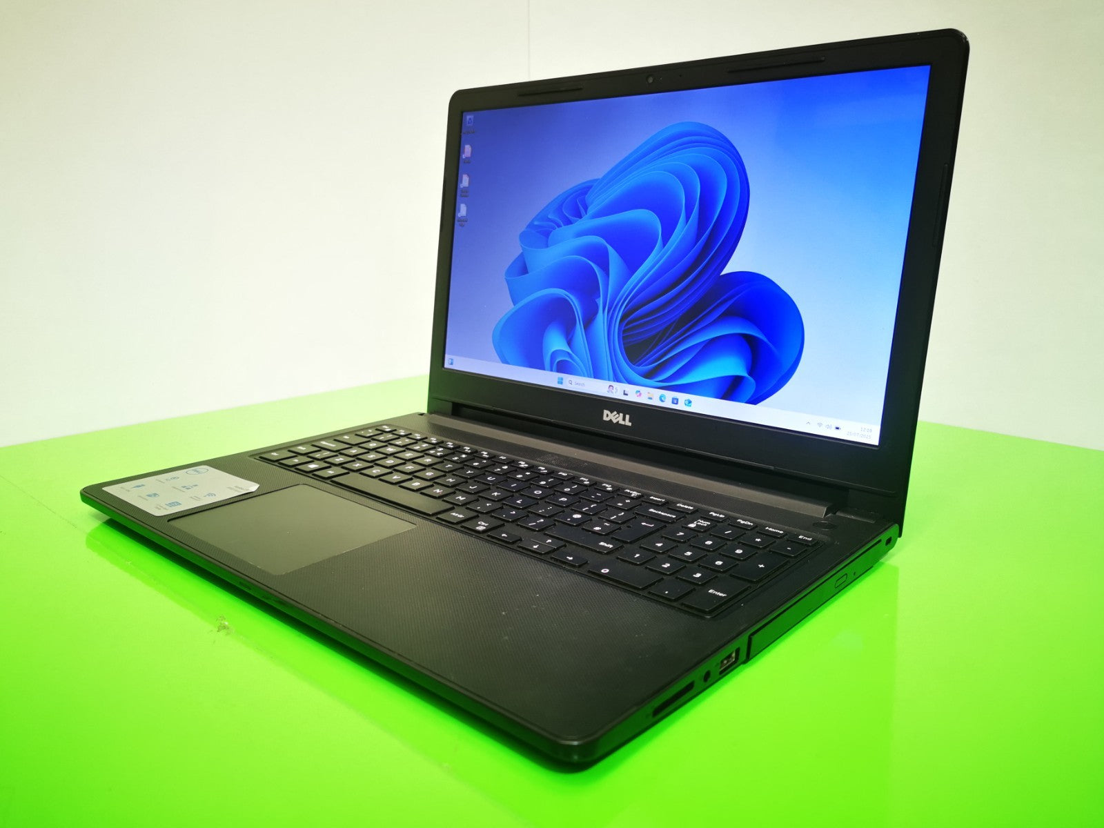 Dell Vostro 15-3568 15.6" Laptop - 7th Gen i5 / 8GB RAM / 256GB SSD / Win 11 Pro