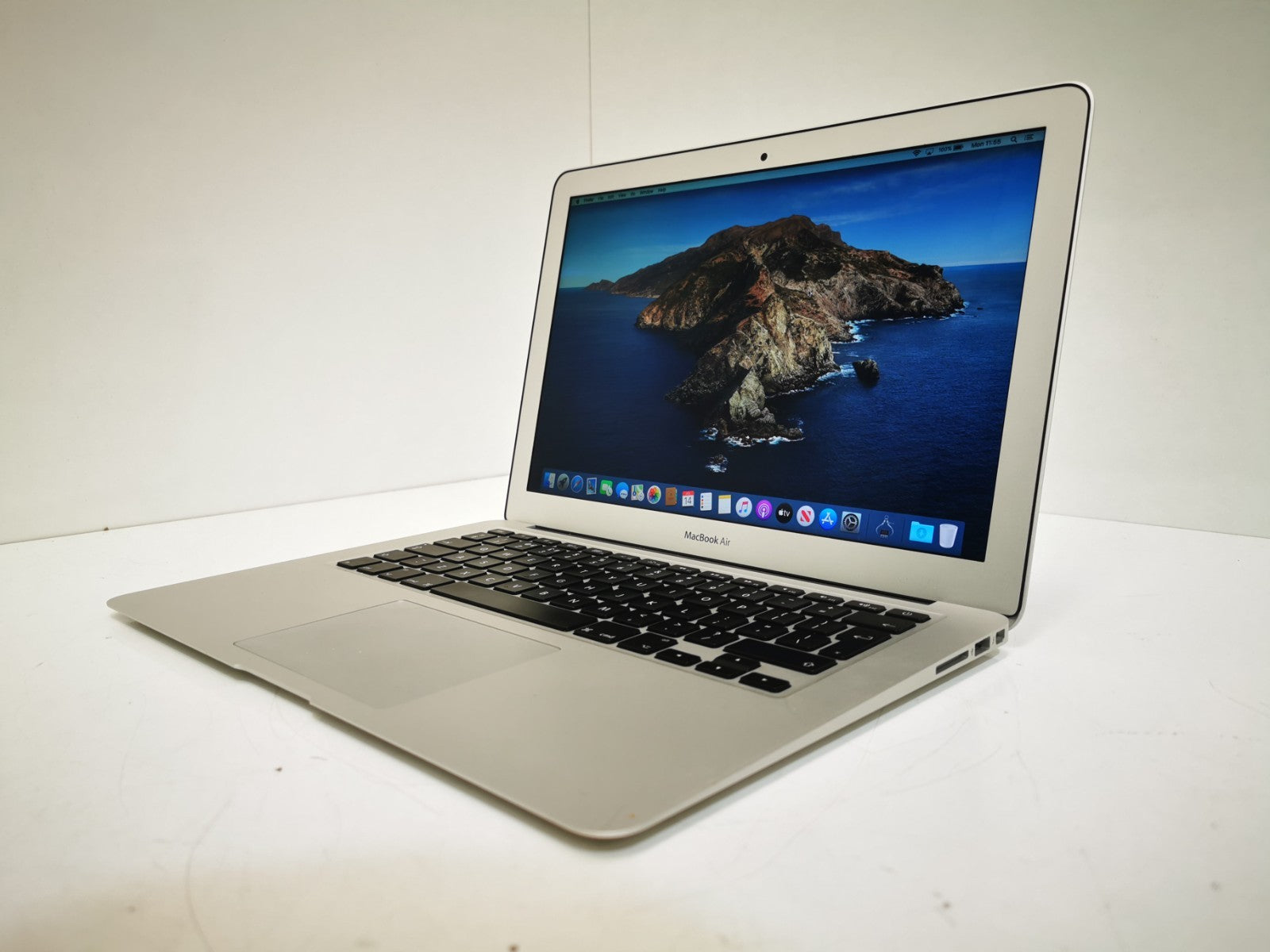 Apple MacBook Air (Early 2014) - Intel i5 / 4GB RAM / 128GB SSD / MacOS Catalina
