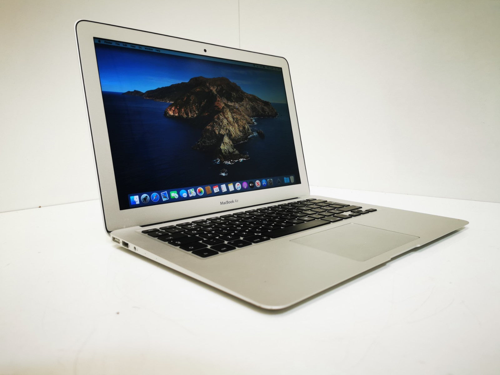 Apple MacBook Air (Early 2014) - Intel i5 / 4GB RAM / 128GB SSD / MacOS Catalina