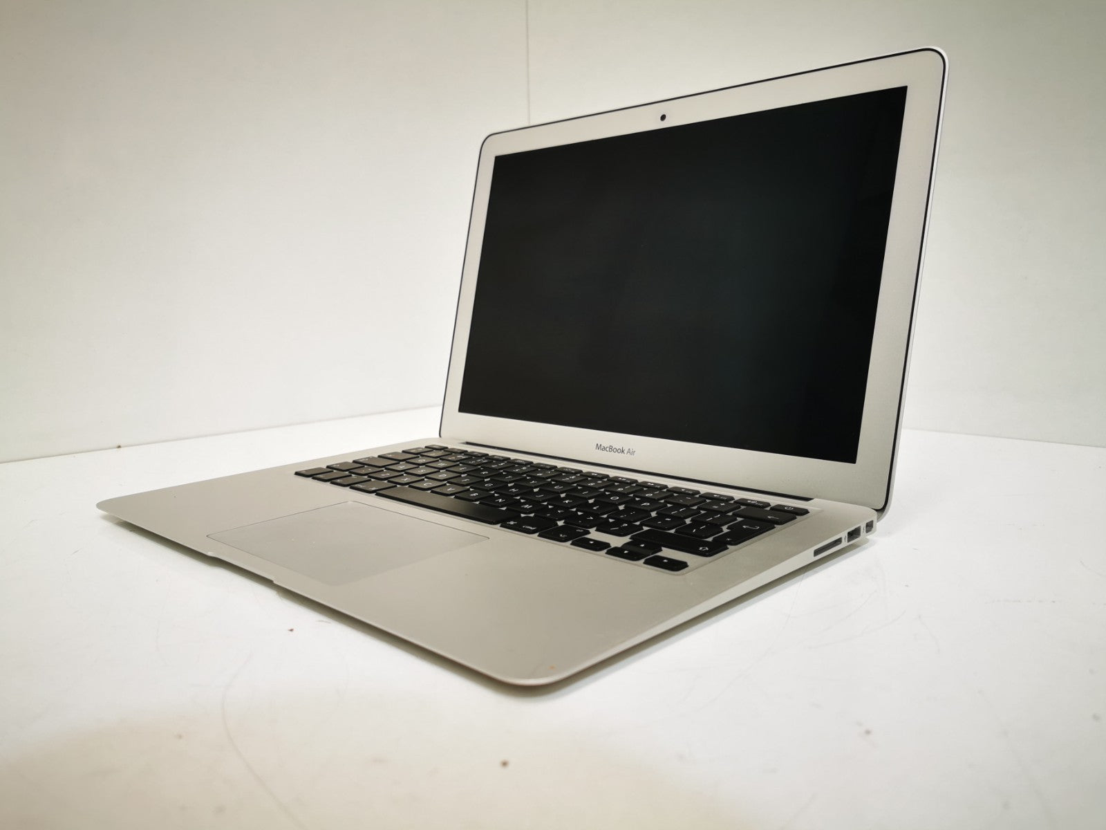 Apple MacBook Air (Early 2014) - Intel i5 / 4GB RAM / 128GB SSD / MacOS Catalina
