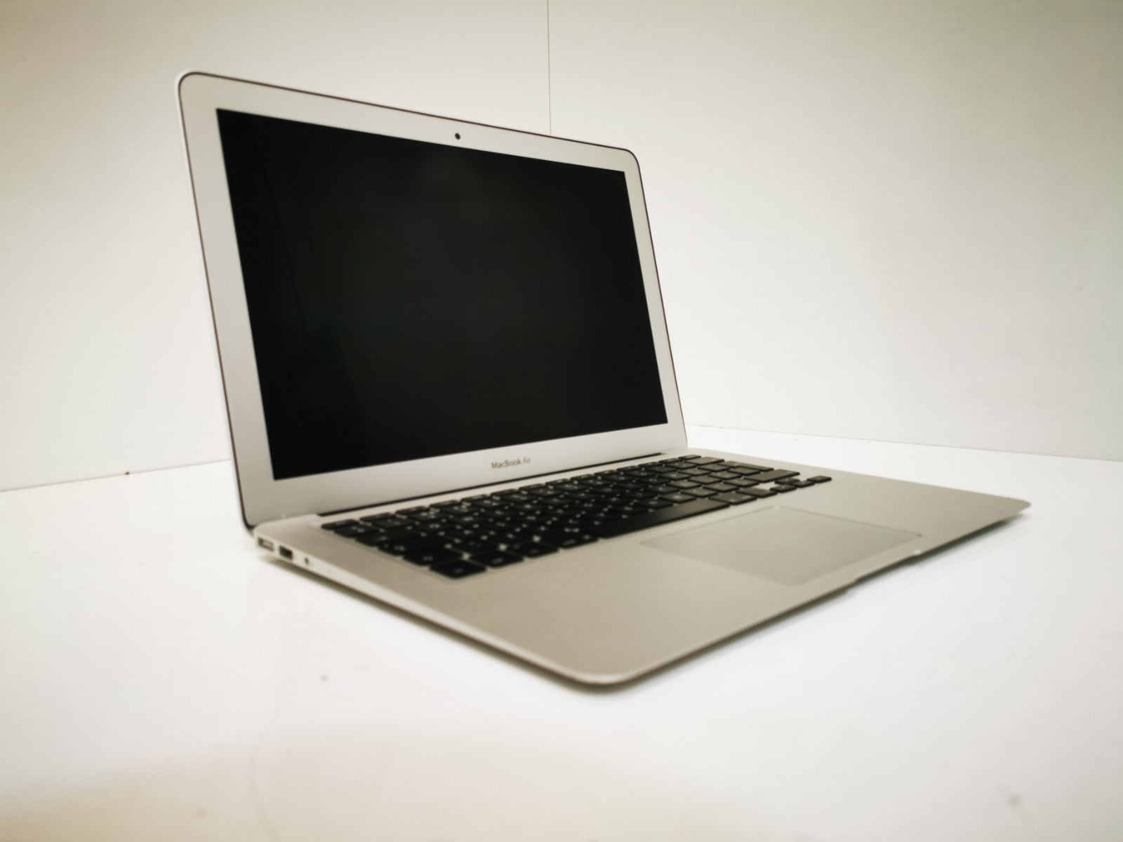 Apple MacBook Air (Early 2014) - Intel i5 / 4GB RAM / 128GB SSD / MacOS Catalina