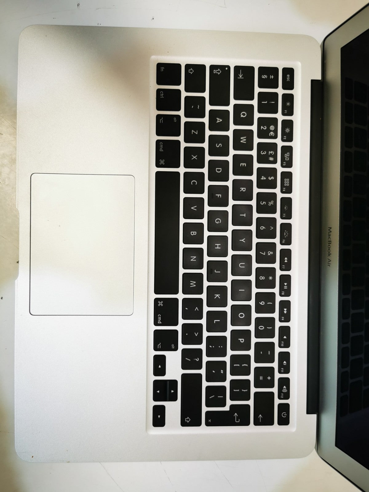 Apple MacBook Air (Early 2014) - Intel i5 / 4GB RAM / 128GB SSD / MacOS Catalina