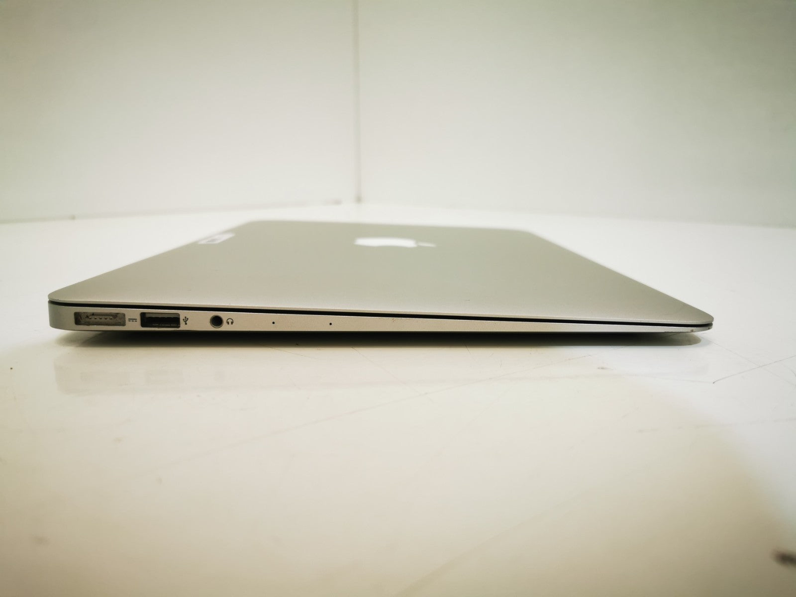 Apple MacBook Air (Early 2014) - Intel i5 / 4GB RAM / 128GB SSD / MacOS Catalina