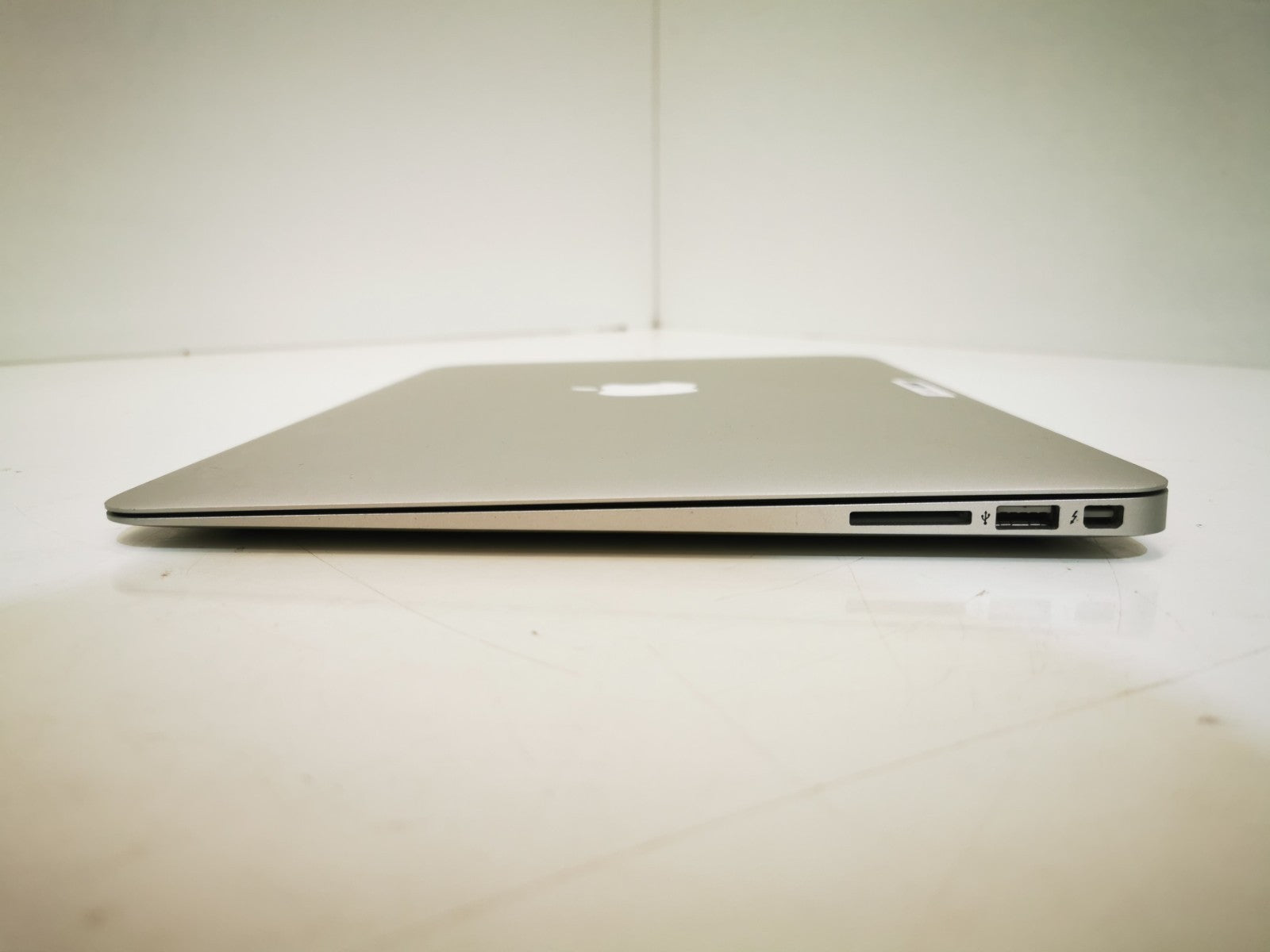 Apple MacBook Air (Early 2014) - Intel i5 / 4GB RAM / 128GB SSD / MacOS Catalina