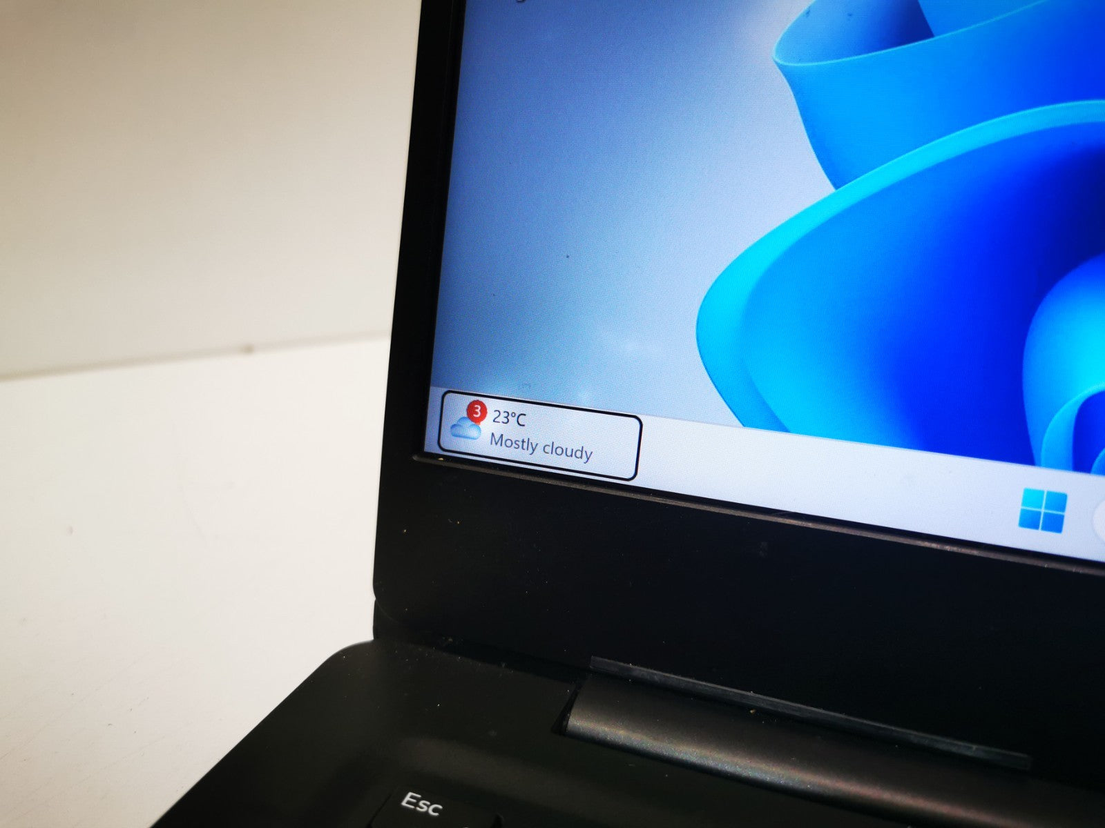 Dell Vostro 5481 14" Laptop - 8th Gen i5 / 8GB RAM / 256GB SSD / Windows 11 Pro