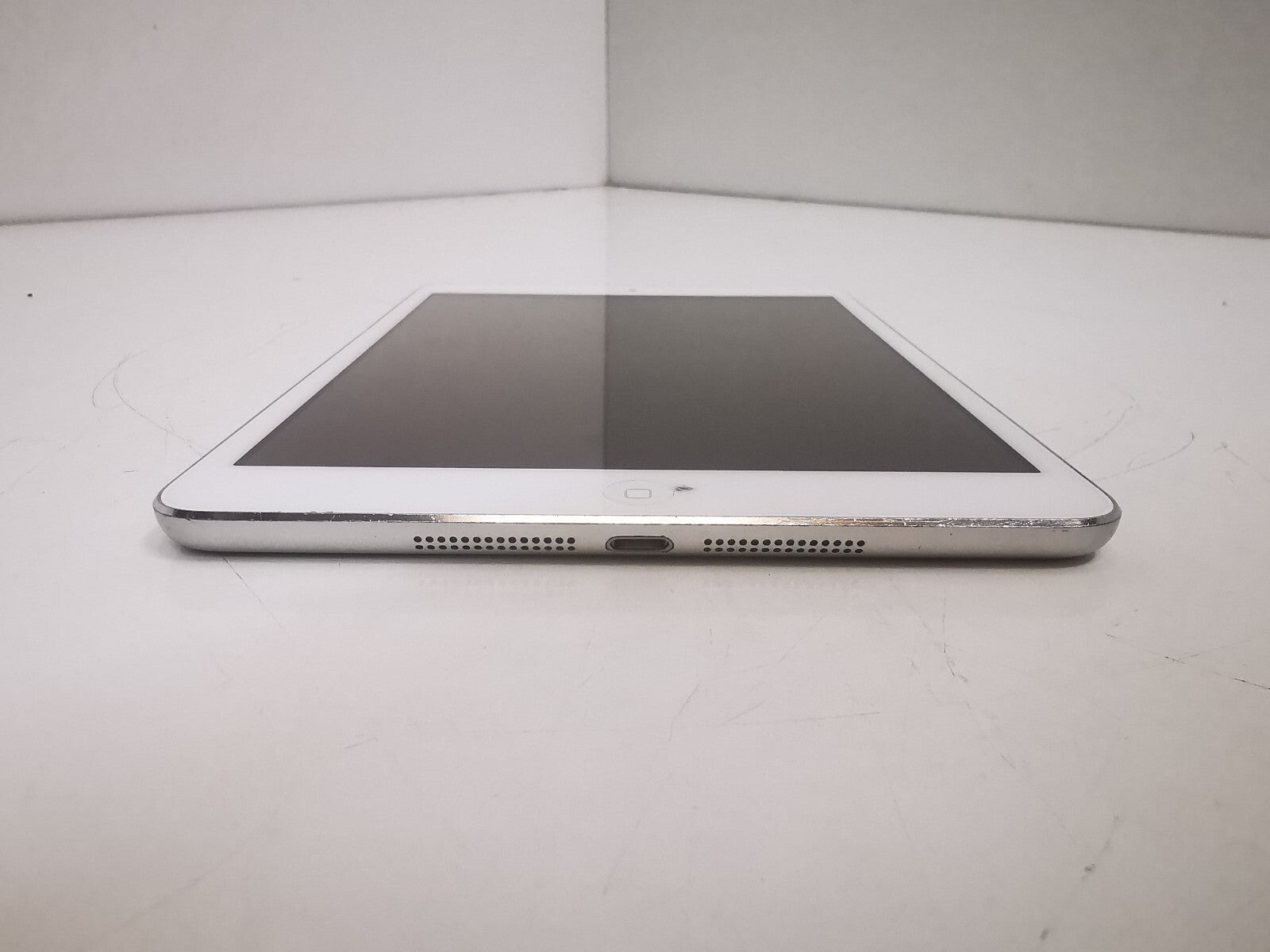 Apple iPad Mini 2 (A1489) - 7.9" / Silver / 32GBB / iOS 12 / WiFi