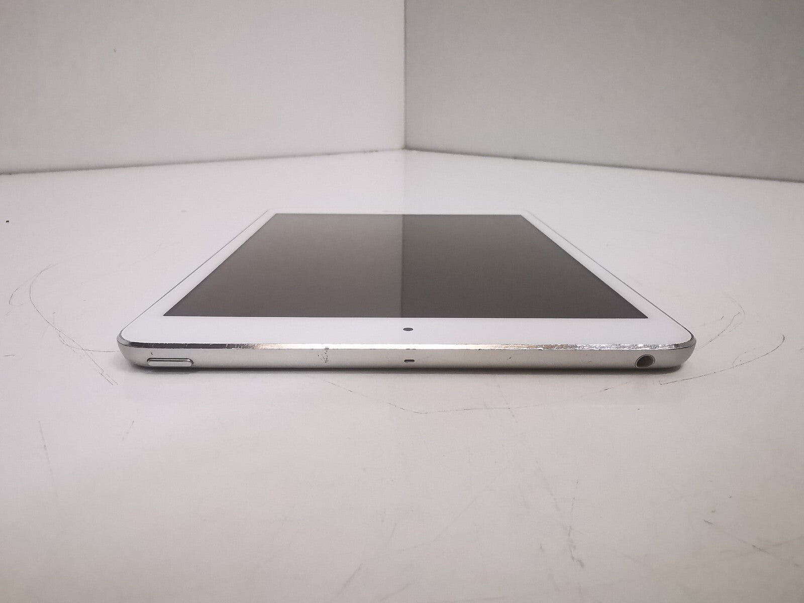 Apple iPad Mini 2 (A1489) - 7.9" / Silver / 32GBB / iOS 12 / WiFi