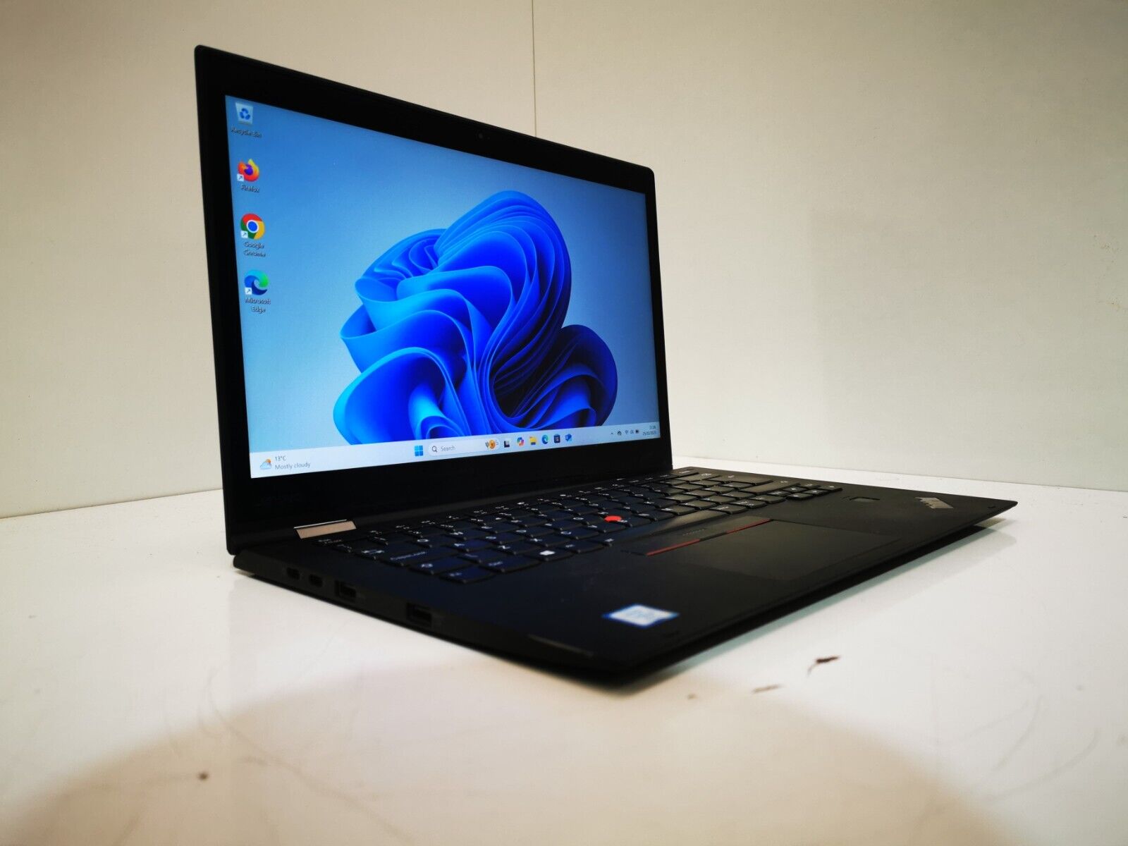 Lenovo X1 Yoga 2nd Gen 14" Laptop - 7th Gen i7/8GB RAM/256GB SSD -Minor Defect