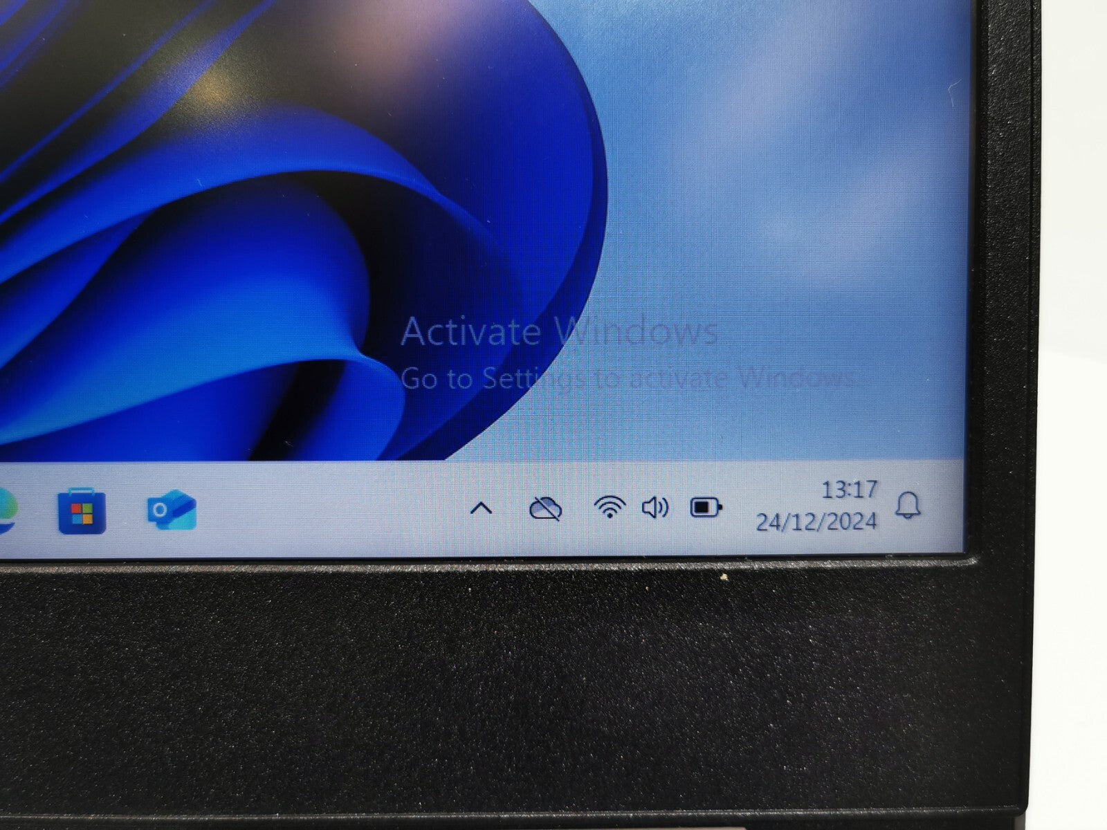 Lenovo IdeaPad 3 14"  - AMD Gold 12GB RAM/256GB SSD/Win 11 Pro - Not Activated