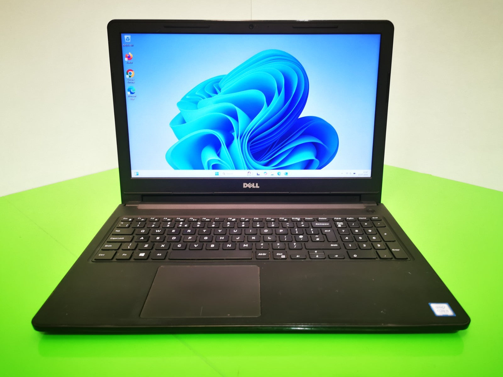Dell Vostro 15-3568 15.6" Laptop - 7th Gen i5 / 8GB RAM / 240GB -Headphone Fault