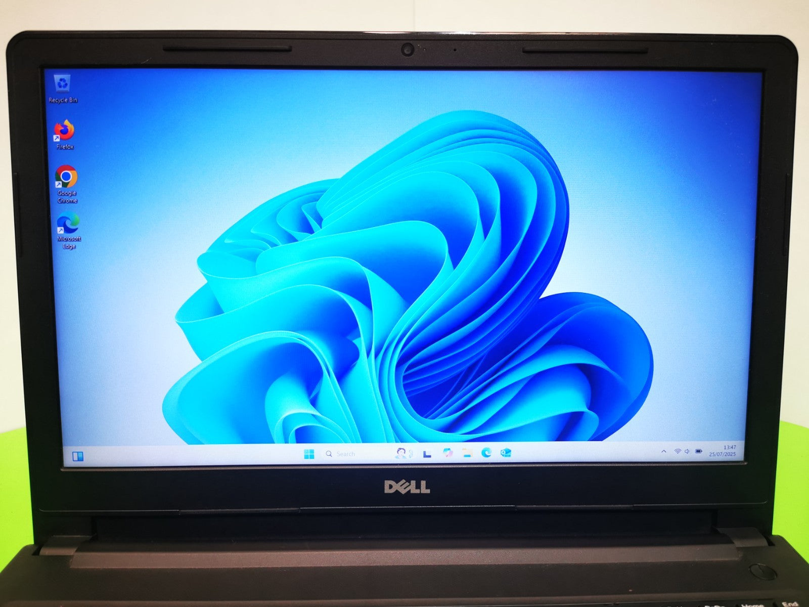 Dell Vostro 15-3568 15.6" Laptop - 7th Gen i5 / 8GB RAM / 240GB -Headphone Fault