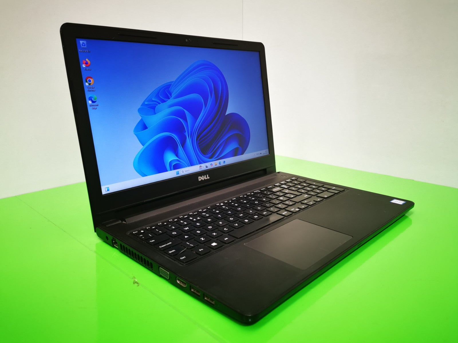 Dell Vostro 15-3568 15.6" Laptop - 7th Gen i5 / 8GB RAM / 240GB -Headphone Fault