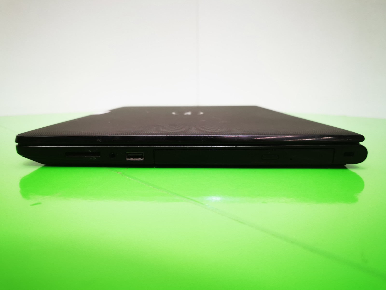 Dell Vostro 15-3568 15.6" Laptop - 7th Gen i5 / 8GB RAM / 240GB -Headphone Fault