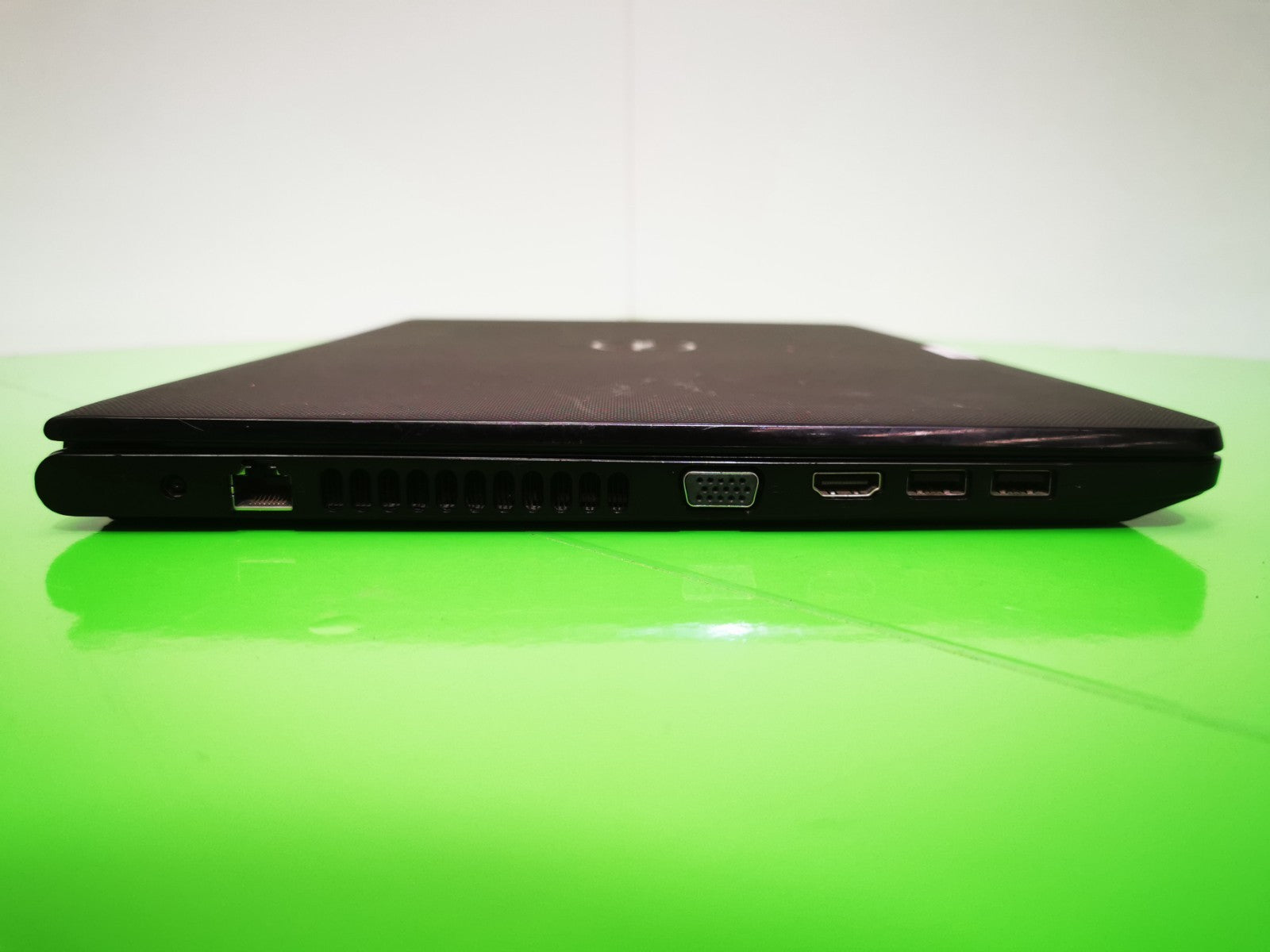 Dell Vostro 15-3568 15.6" Laptop - 7th Gen i5 / 8GB RAM / 240GB -Headphone Fault