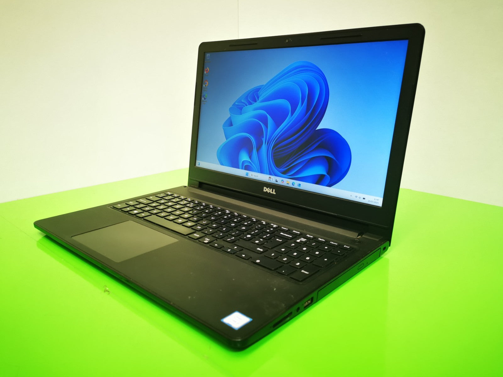 Dell Vostro 15-3568 15.6" Laptop - 7th Gen i5 / 8GB RAM / 240GB -Headphone Fault