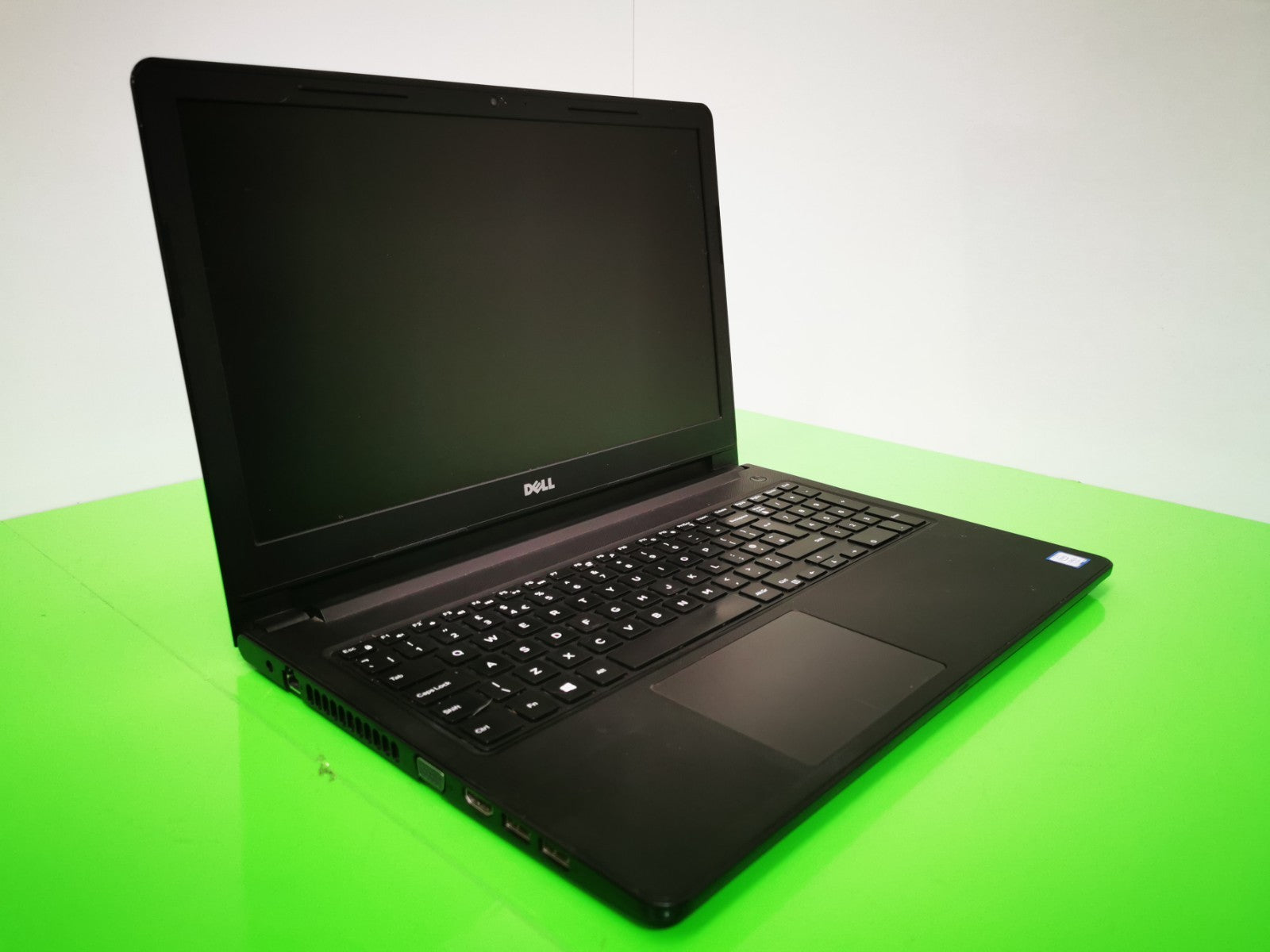 Dell Vostro 15-3568 15.6" Laptop - 7th Gen i5 / 8GB RAM / 240GB -Headphone Fault