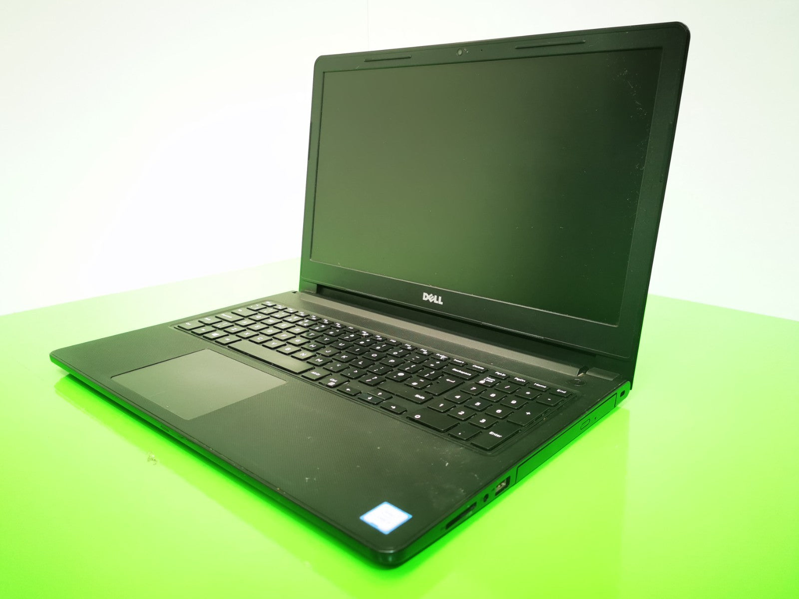 Dell Vostro 15-3568 15.6" Laptop - 7th Gen i5 / 8GB RAM / 240GB -Headphone Fault