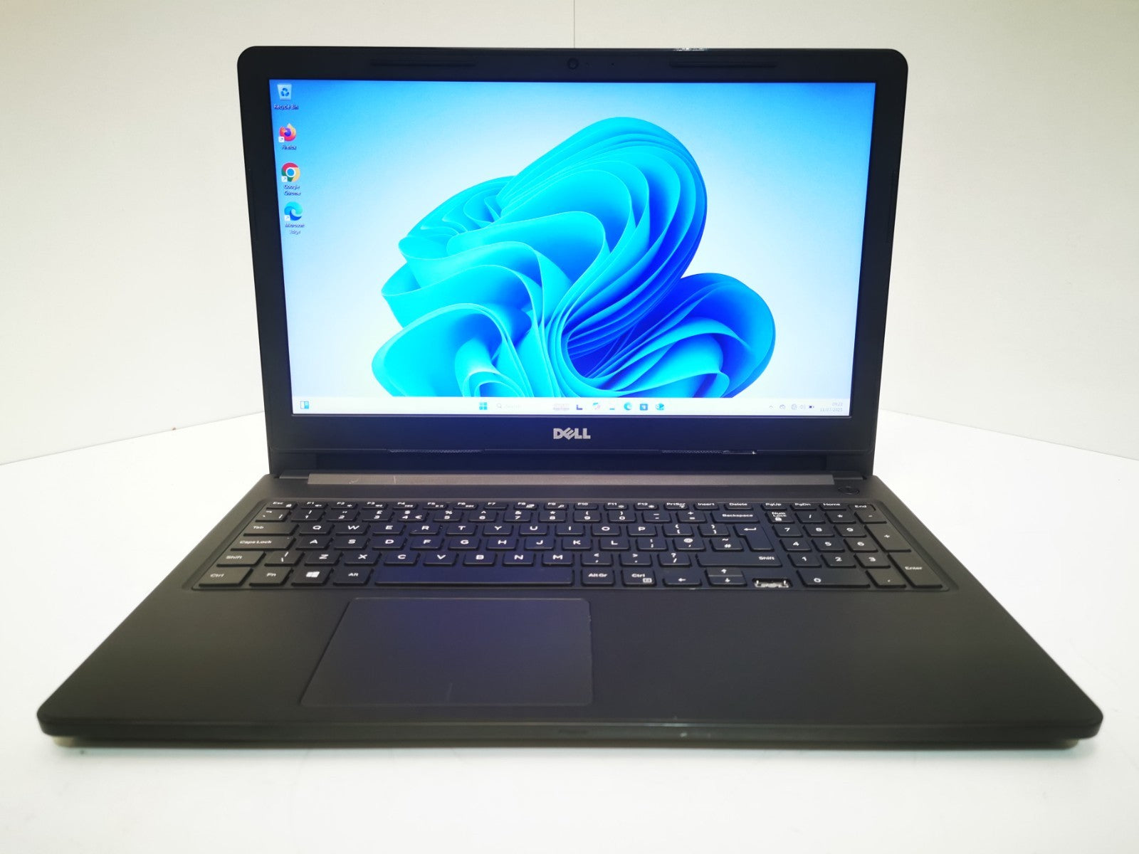 Dell Vostro 15-3568 15.6" Laptop - 7th Gen i5 / 8GB RAM / 256GB SSD / Defects