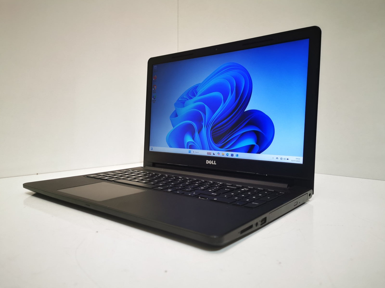 Dell Vostro 15-3568 15.6" Laptop - 7th Gen i5 / 8GB RAM / 256GB SSD / Defects