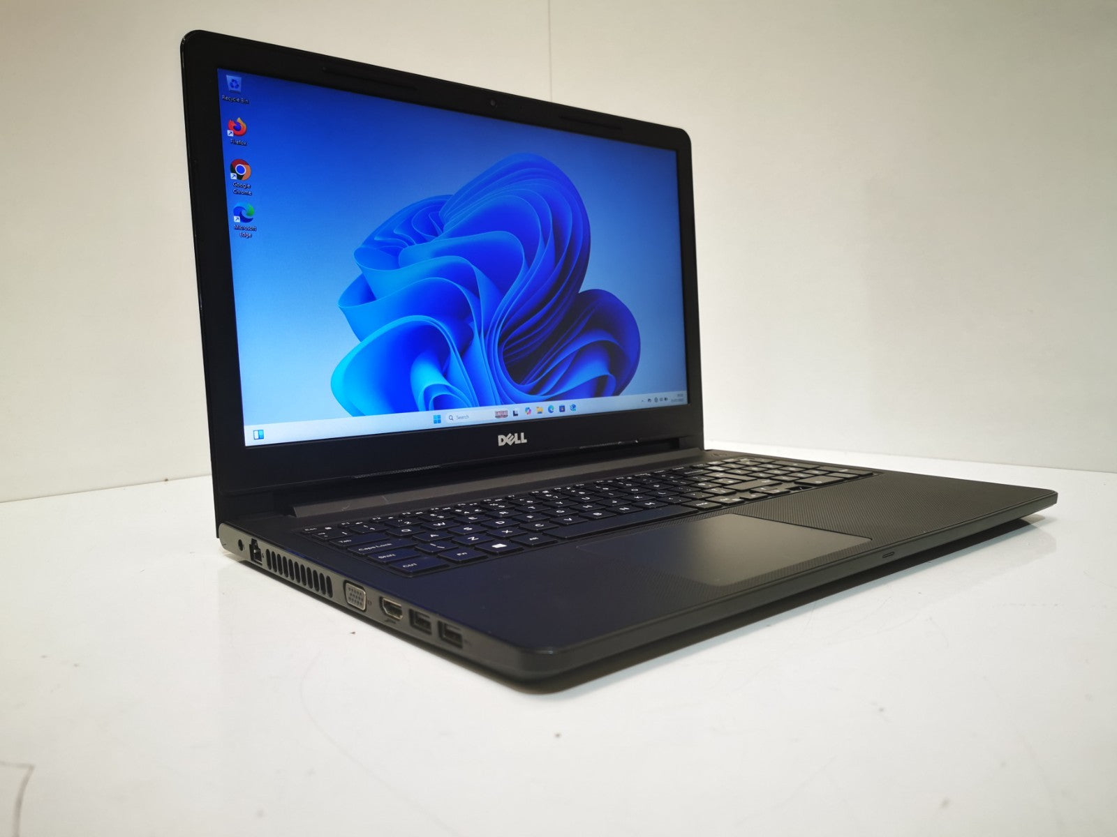 Dell Vostro 15-3568 15.6" Laptop - 7th Gen i5 / 8GB RAM / 256GB SSD / Defects