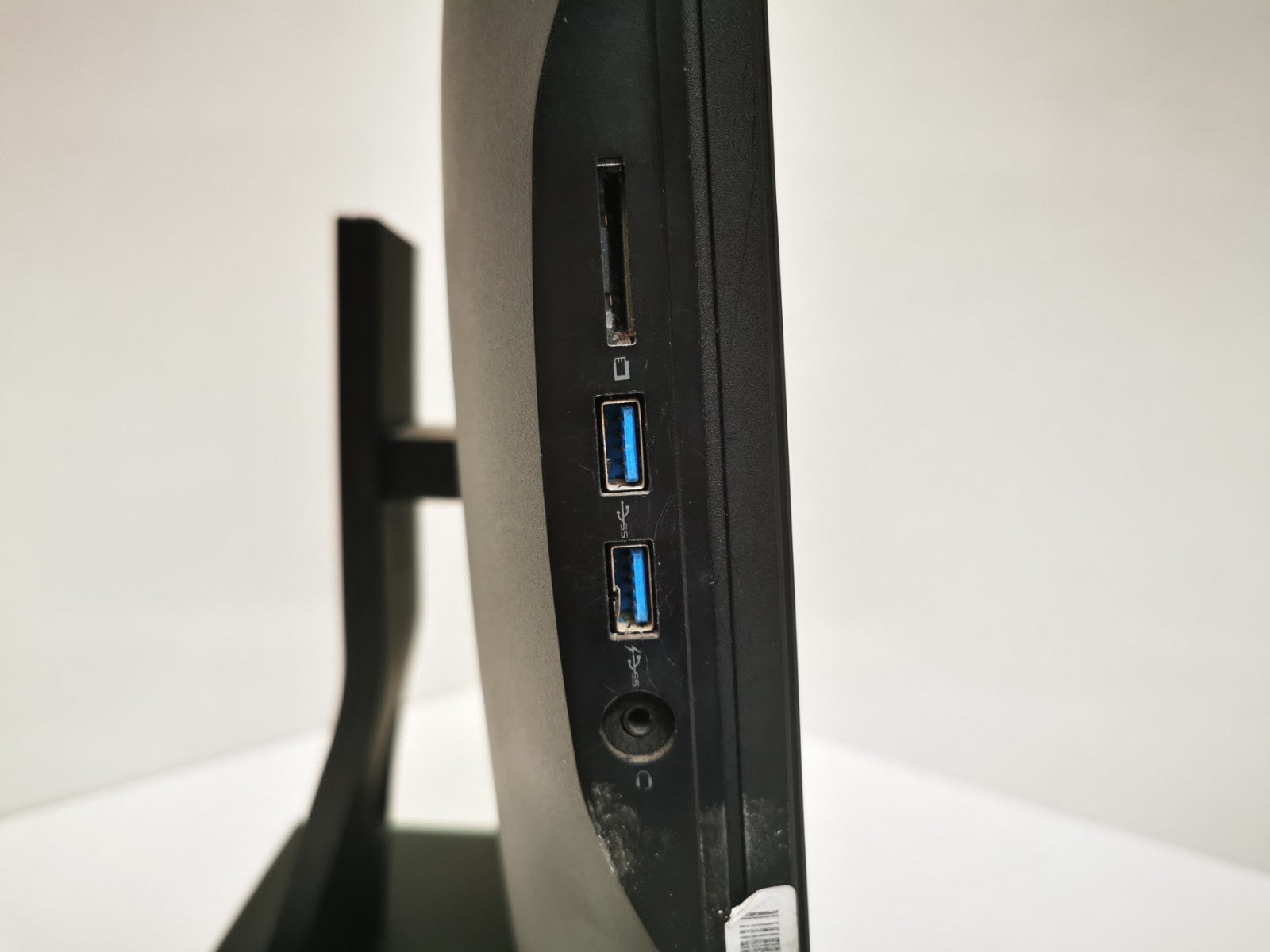 Dell Optiplex 7440 23.8" AIO - 6th Gen i5 / 8GB RAM / 256GB SSD / Win 11 Pro