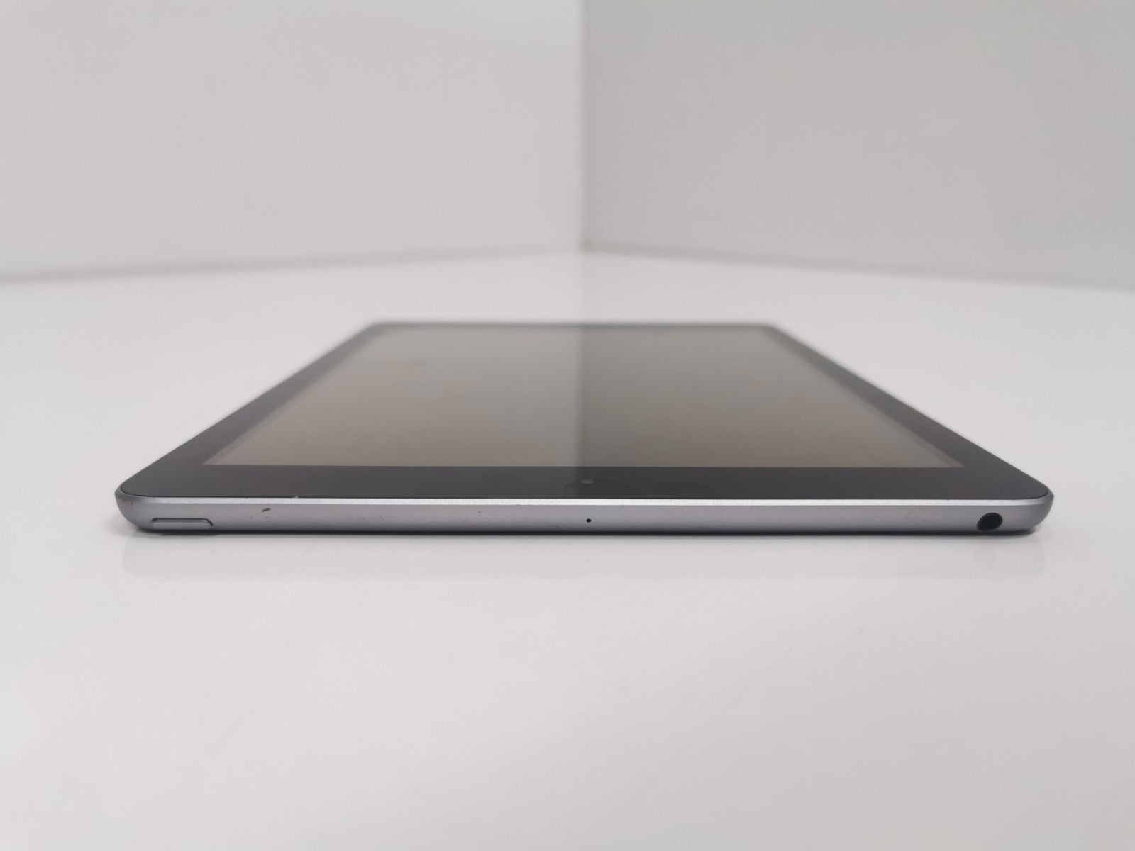 Apple iPad 6th Gen - 9.7"32GB/Wi-Fi/Space Grey/A1893 - Grade B