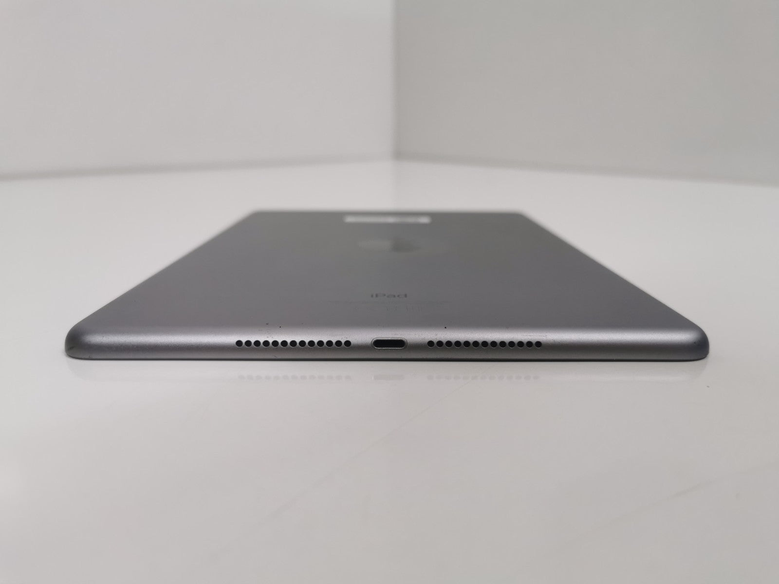 Apple iPad 6th Gen - 9.7"32GB/Wi-Fi/Space Grey/A1893 - Grade B