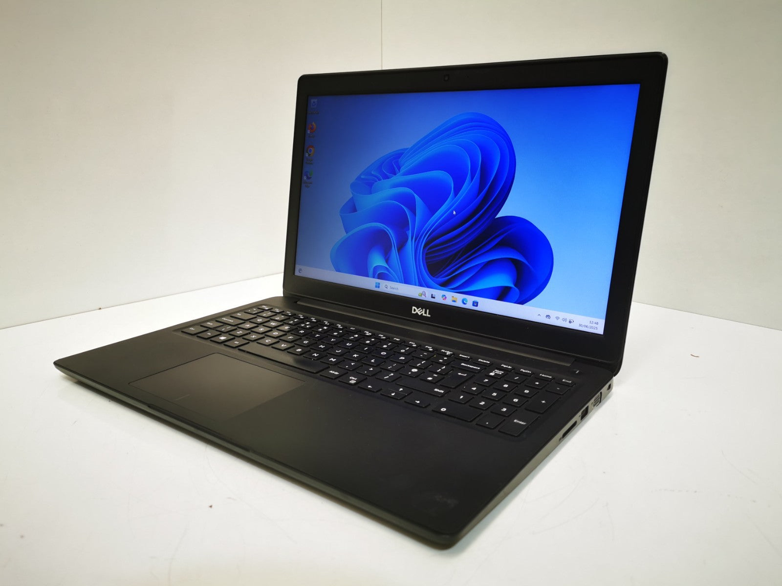 Dell Latitude 3500 15.6″ Laptop – i5-8th Gen, 8GB RAM, 128GB SSD, Poor Battery