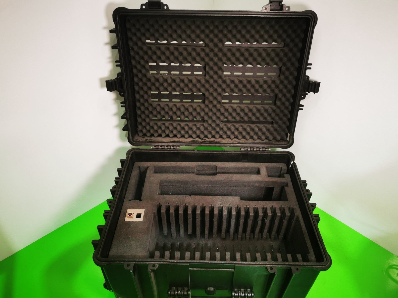 Leba Innovation Rugged Tablet / iPad Charging Case - 16 Bay