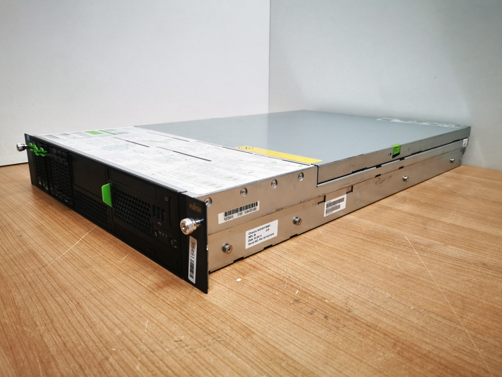 Fujitsu Primergy RX300 S6 2U Server 2x Xeon E5620 2.4GHz 8GB RAM 8-Bay SFF