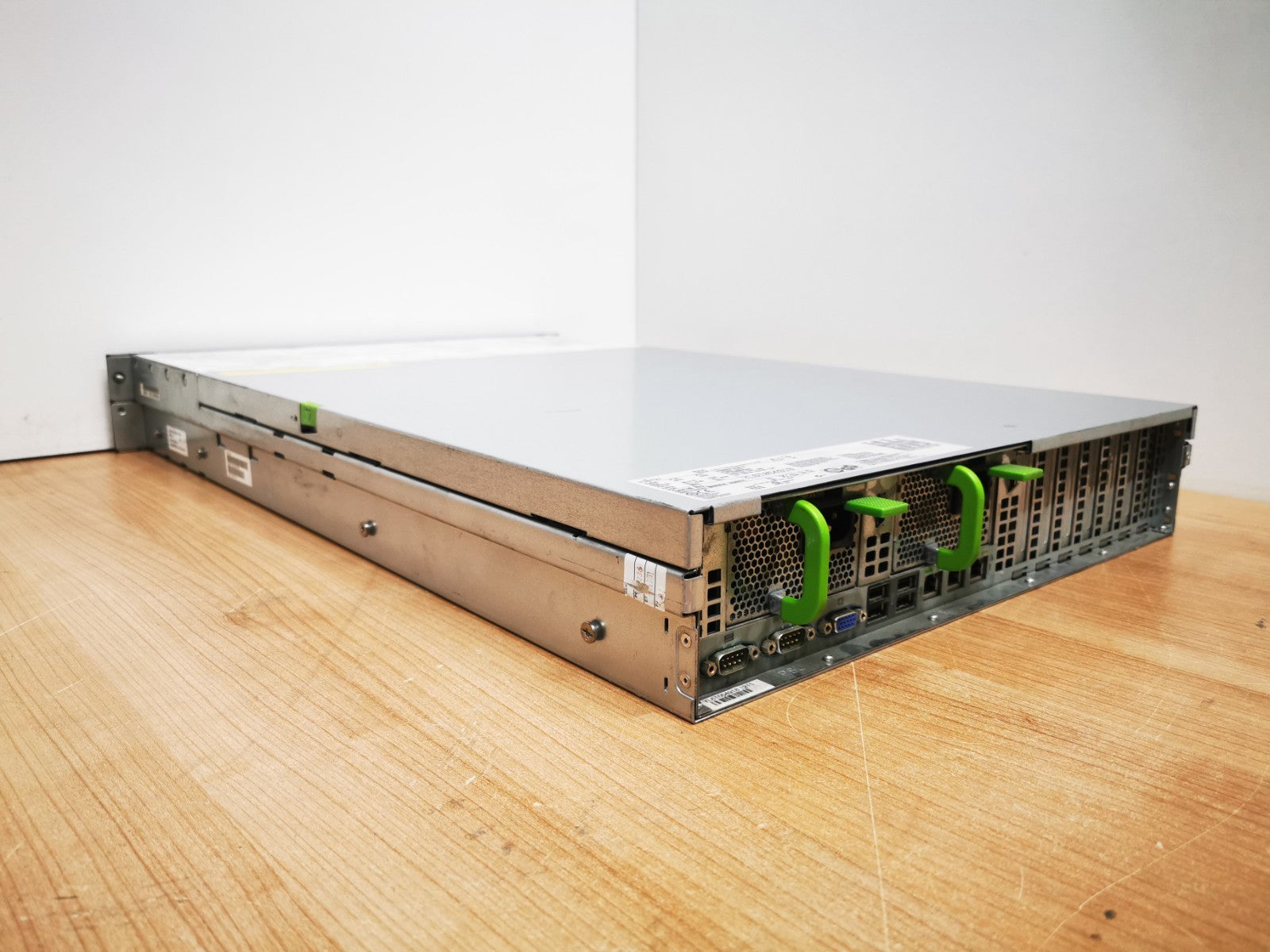 Fujitsu Primergy RX300 S6 2U Server 2x Xeon E5620 2.4GHz 8GB RAM 8-Bay SFF