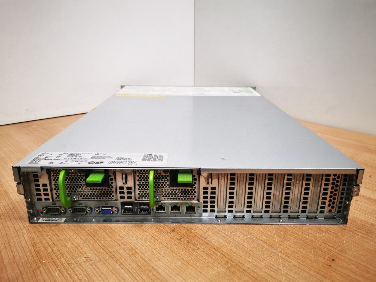 Fujitsu Primergy RX300 S6 2U Server 2x Xeon E5620 2.4GHz 8GB RAM 8-Bay SFF
