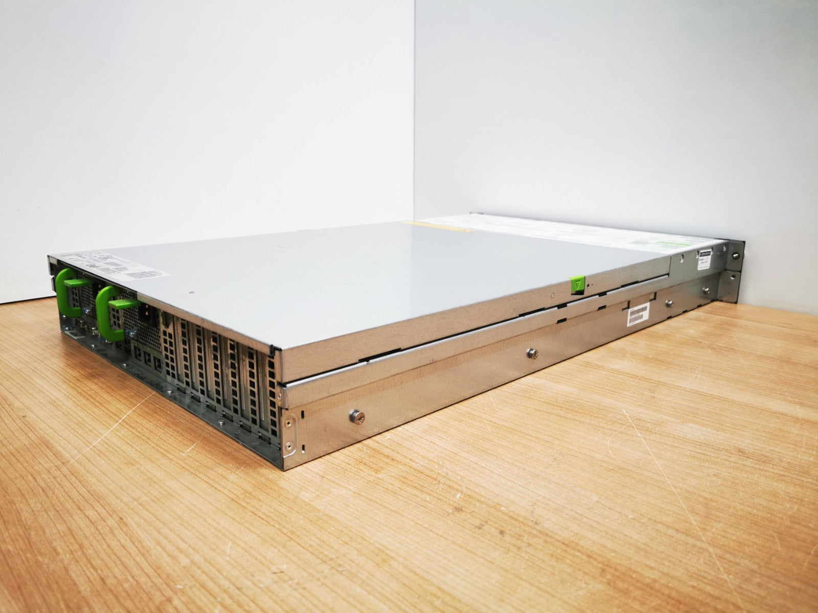 Fujitsu Primergy RX300 S6 2U Server 2x Xeon E5620 2.4GHz 8GB RAM 8-Bay SFF