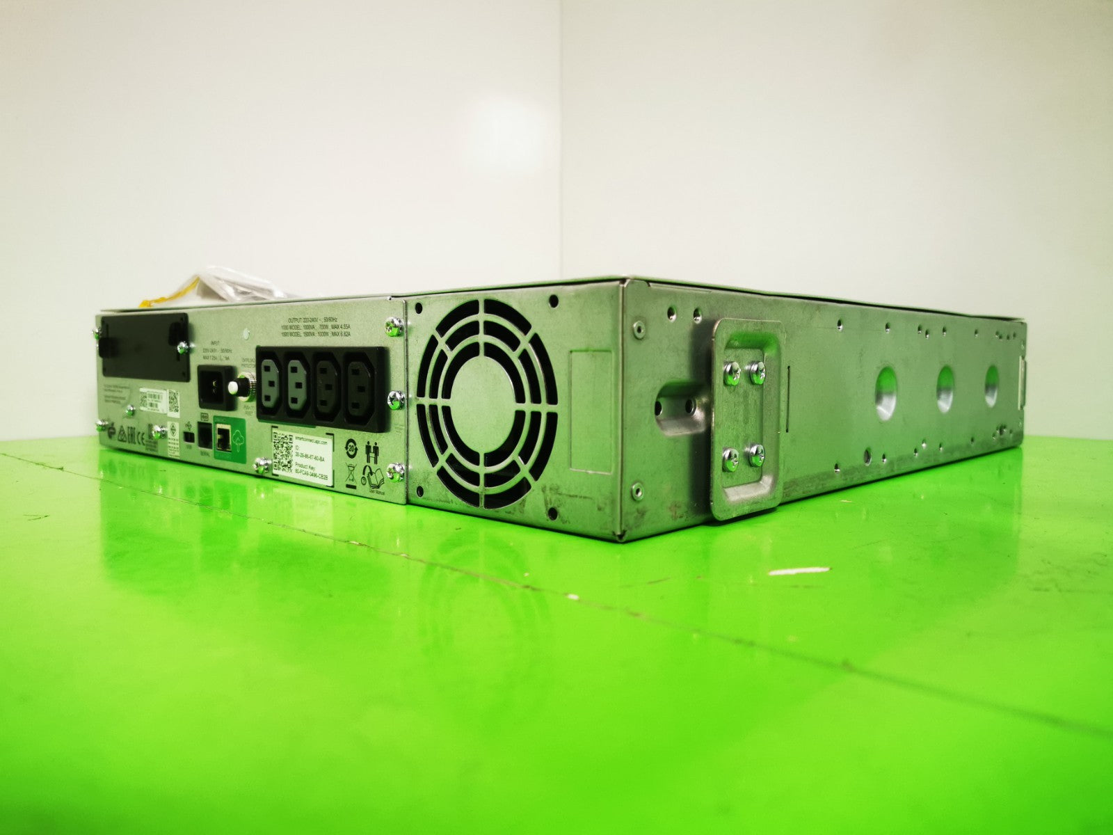 APC SMT1000rmi2u UPS  Uninterruptible Power  - Batteries Removed -No Facia