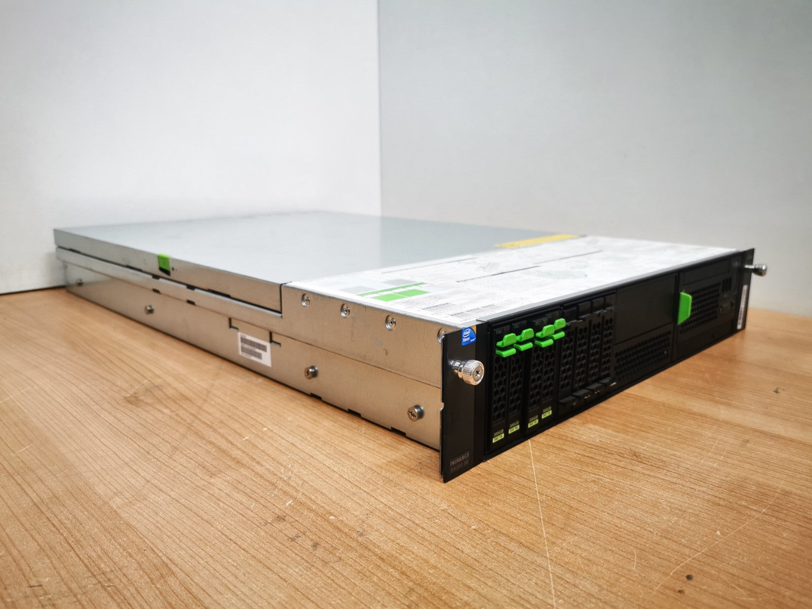 Fujitsu Primergy RX300 S6 2U Server 2x Xeon E5620 2.4GHz 8GB RAM 8-Bay SFF