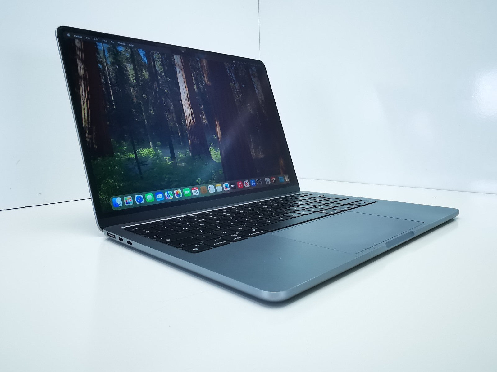 Apple MacBook Air 2022 (A2681) 13.6" - Apple M2/8GB RAM/256GB SSD/MacOS Sequoia